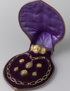 1858 - Gouden sieraden