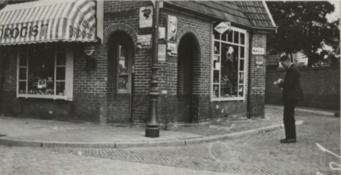 1934 - 2e Calandstraat 46 Den Haag - Drogisterij fam Mallee