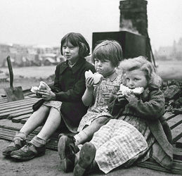 kinderen eten brood